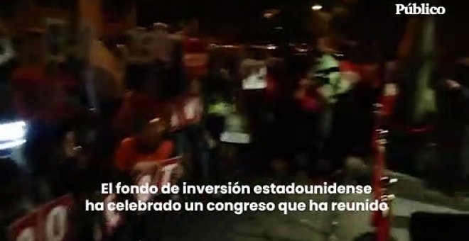 Protesta de activistas y afectados por el fondo buitre Blackstone en un restaurante en Madrid