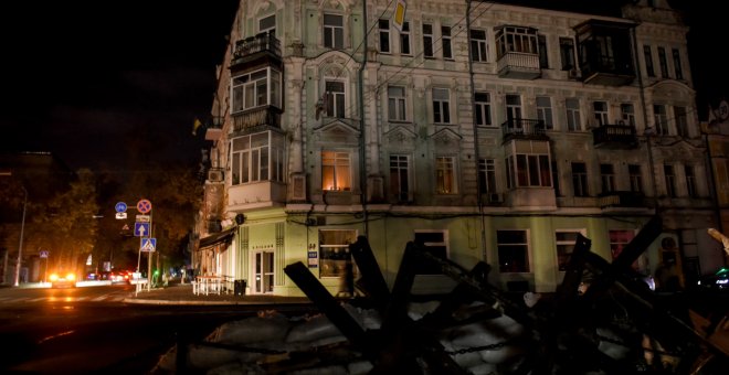 Misiles rusos dejan a oscuras gran parte de Kiev y erosionan la moral de resistencia de Ucrania