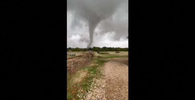 Un videoaficionado graba un impresionante tornado en el norte de Texas