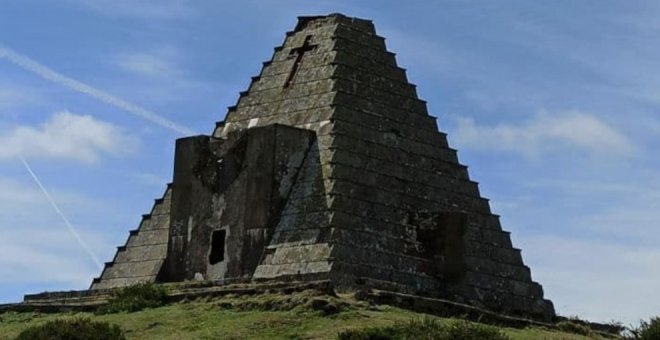 Una pirámide, el monumento fascista que se asienta entre Burgos y Cantabria