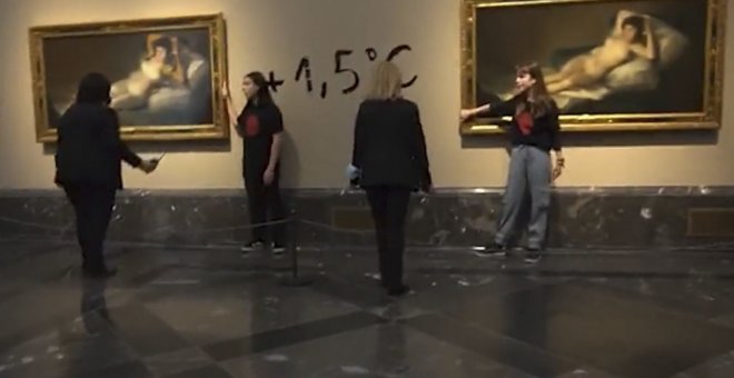 Dos activistas ecológicas se pegan a los marcos de los cuadros de 'Las Majas' de Goya en el Museo del Prado