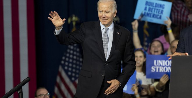 Biden vuelve a tropezar y mantiene las dudas sobre su salud en un momento clave para su Gobierno: "Me da mucha pena"
