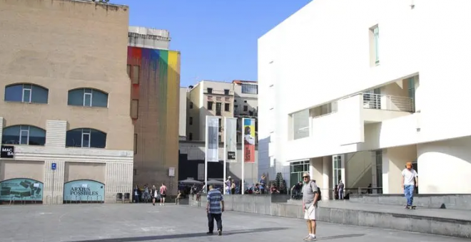 Barcelona amplia dues hores la prohibició dels 'skates' a la plaça dels Àngels per garantir el descans dels veïns