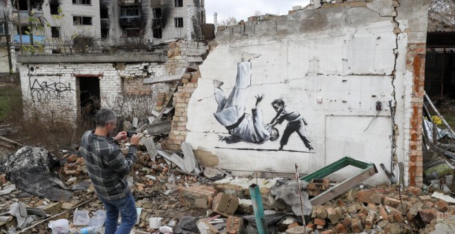 Banksy reaparece con siete murales en Ucrania que critican la invasión