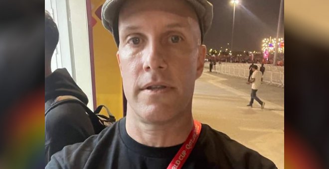 Un periodista denuncia que le prohibieron entrar con la camiseta del arcoíris a un campo de fútbol de Catar