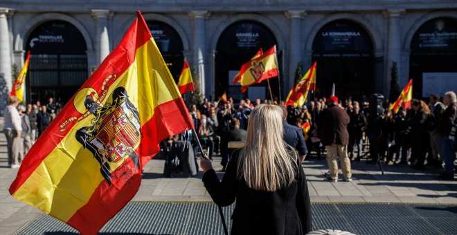 Otras miradas - El fascismo folclórico y el idiota del coche