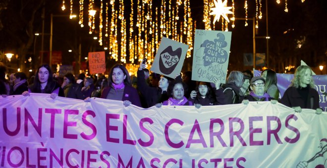 Milers de dones omplen el centre de Barcelona en un clam contra les violències masclistes