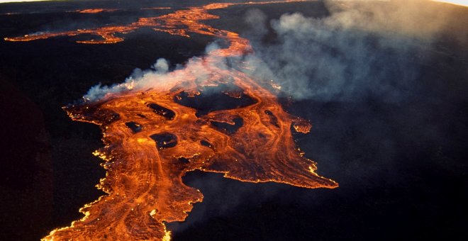 Entra en erupción en Hawái el volcán activo más grande del mundo