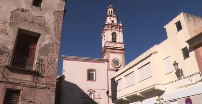 Un pueblo valenciano se alza contra su cura, acusado de dar sermones machistas y homófobos