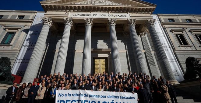 El PP se concentra contra Irene Montero y Vox se cuela en la foto