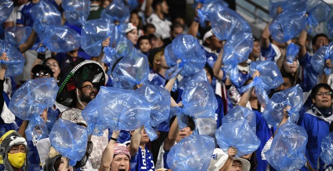 Los aficionados de Japón limpian el estadio tras el partido contra España en el Mundial de Catar