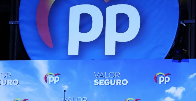 Feijóo quita la bandera de España que puso Casado en el logo del PP