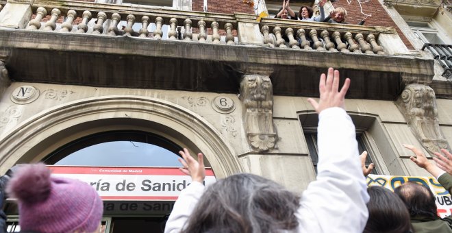 Las médicas, tras más 30 horas encerradas en la Consejería de Sanidad: "Durmieron en una situación lamentable"