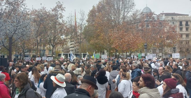 Los médicos en huelga vuelven a las calles con los ánimos exaltados tras el maltrato de Ayuso en el encierro en la Consejería