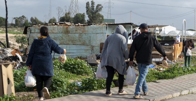 Arden siete chabolas en un asentamiento en la provincia de Huelva