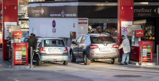 Colas y más afluencia en las gasolineras ante el final del descuento público