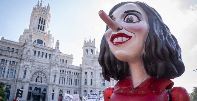 Otras miradas - La reina Ayuso y sus pajes mediáticos