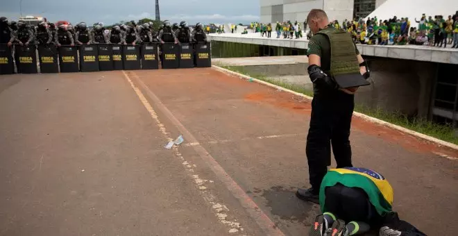 Botes de gas y salas vandalizadas: así han asaltado miles de seguidores de Bolsonaro el Congreso y otros edificios oficiales