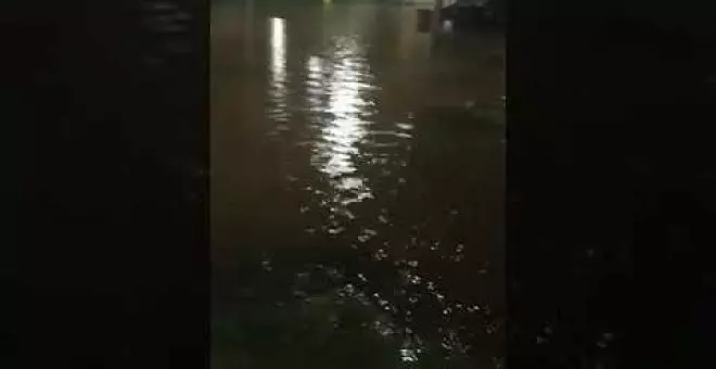 "Volvemos a tener lo mismo, el Ayuntamiento no hace nada, pero esta vez se les ha inundado la piscina municipal"