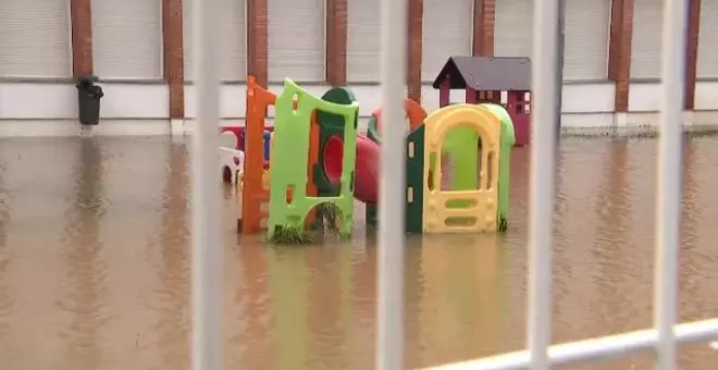Inundaciones en Laredo (Cantabria) con calles anegadas y colegios cerrados