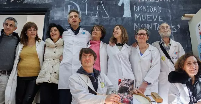 La indignación contra Ayuso se transforma en un encierro de sanitarios indefinido: "Hay un millón de madrileños sin médico"