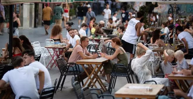 El Defensor del Pueblo pide a Madrid y Barcelona que hagan compatibles las terrazas con el descanso vecinal