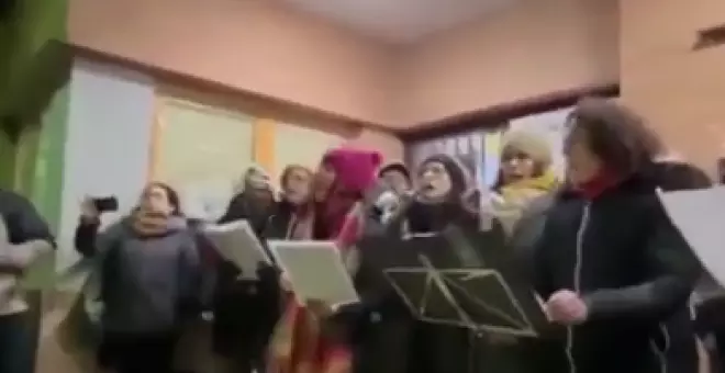 "Pa' montar su 'tinglao', ¡joder, la que han 'liao'!": un coro de gospel canta en defensa de la sanidad pública en Madrid