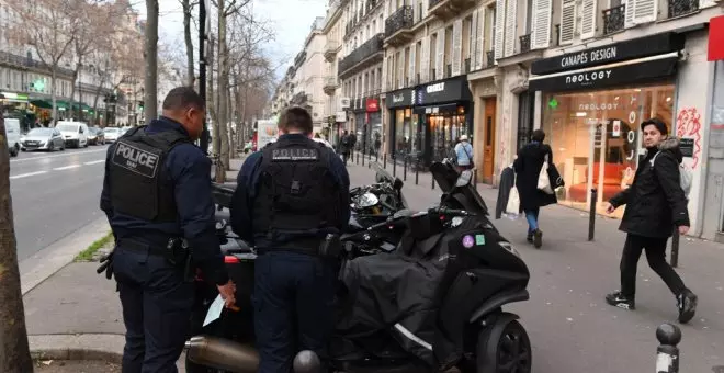 Un joven franco-español denuncia que ha perdido un testículo tras el golpe de un policía francés