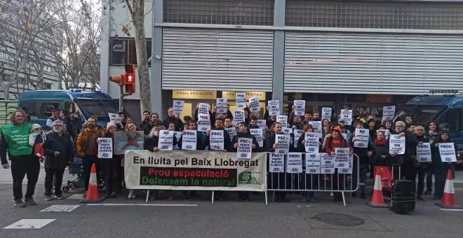 Zeroport es manifesta davant la seu del PSC en contra de l'ampliació de l'aeroport del Prat