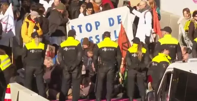 La Policía detiene a varios manifestantes contra el cambio climático en La Haya