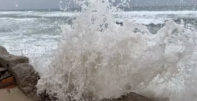 Onades de més de 9 metres, neu a cotes baixes i restriccions de trànsit: l'afectació del temporal a Catalunya