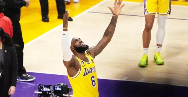 Los tuiteros (y el mundo entero) se ponen a los pies de Lebron James tras batir el récord de anotación de la NBA: "Yo vi jugar al Elegido"