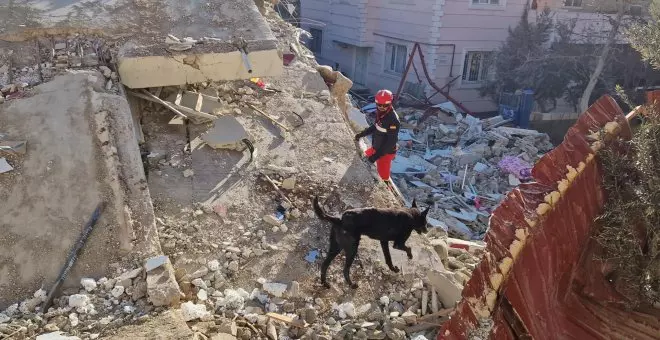 Bomberos españoles ya trabajan en Turquía y rescatan a dos personas con vida bajo los escombros