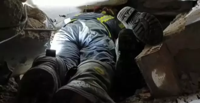 El esfuerzo y el cariño de los bomberos españoles durante los rescates en Turquía