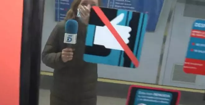 "No abandones a tu cámara, él nunca lo haría": el curioso vídeo de una reportera en el Metro de Madrid que se ha viralizado en Twitter