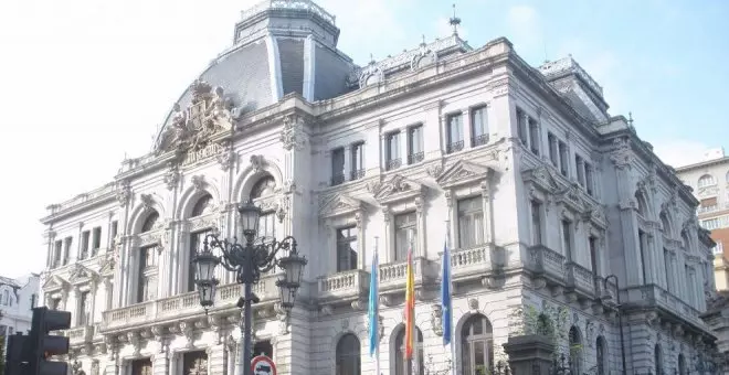 Una mujer amenaza con encadenarse al Parlamento asturiano tras dos años en espera por una operación de menisco