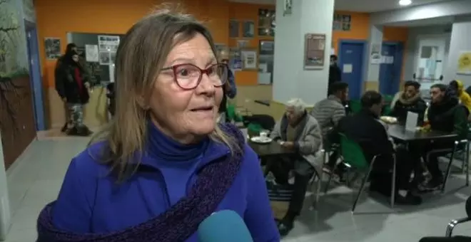 Voluntarios de un albergue de Granada cuidan y reconfortan a personas sin hogar