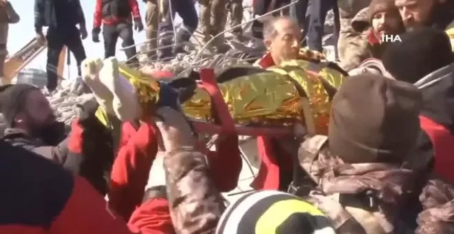 Los equipos de rescate siguen sacando supervivientes 80 horas después del terremoto en Turquía