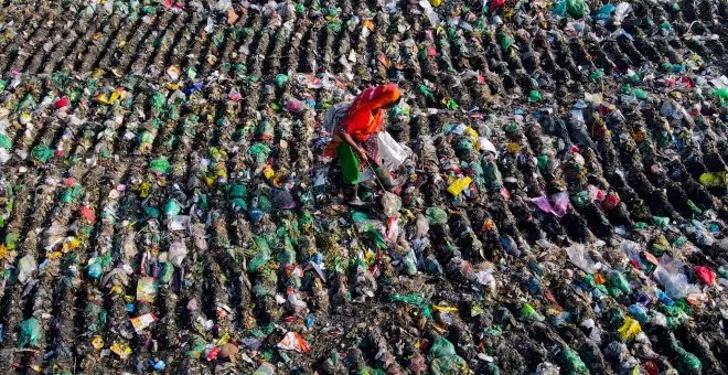 El impacto medioambiental de la industria textil provoca toneladas de ropa en vertederos africanos