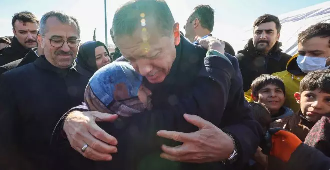 Punto y seguido - Tayyeb Erdogan, sepultado bajo los escombros del terremoto