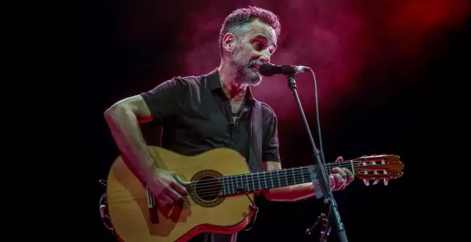 Jorge Drexler solventa con maestría un fallo técnico y regala un momento único en su concierto: "Se convirtió en lo más íntimo de la noche"