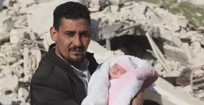 Los tíos paternos adoptan a la bebé milagro que nació entre los escombros tras el terremoto de Siria
