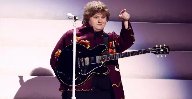 Lewis Capaldi tiene un episodio de Tourette en pleno concierto y el público le ayuda a terminar su canción