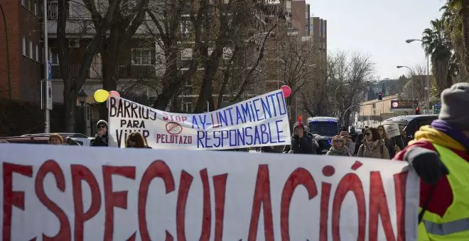 Multitudinaria manifestación vecinal contra el "pelotazo" de la Ermita del Santo