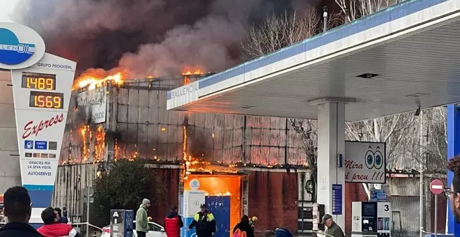 Un incendi en una nau de pneumàtics obliga a confinar barris de Sant Boi i Cornellà