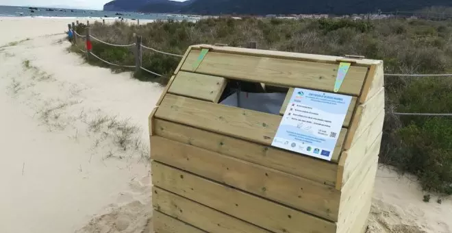 La Villa instala contenedores para la recogida de residuos marinos en las playas de Ris y Trengandín