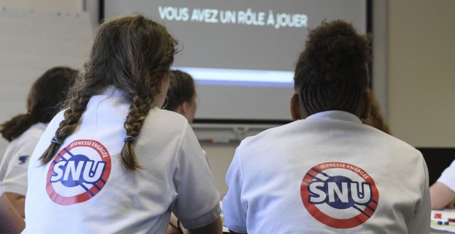 Disciplina y patriotismo: así es el servicio civil voluntario para menores franceses que Macron medita hacer obligatorio