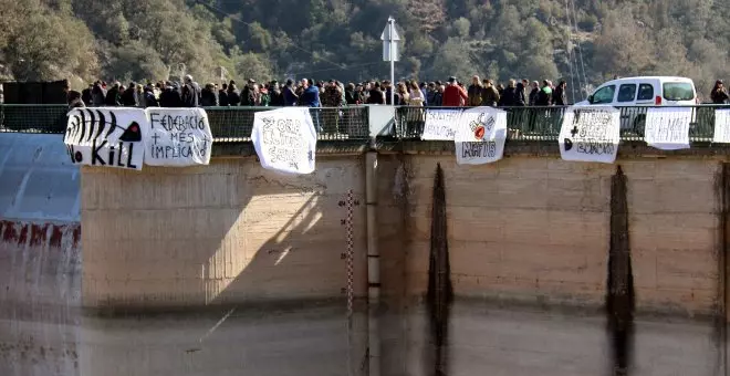 Un centenar de persones protesten contra el buidatge del pantà de Sau: "Serà la matança de peixos més gran d'Europa"