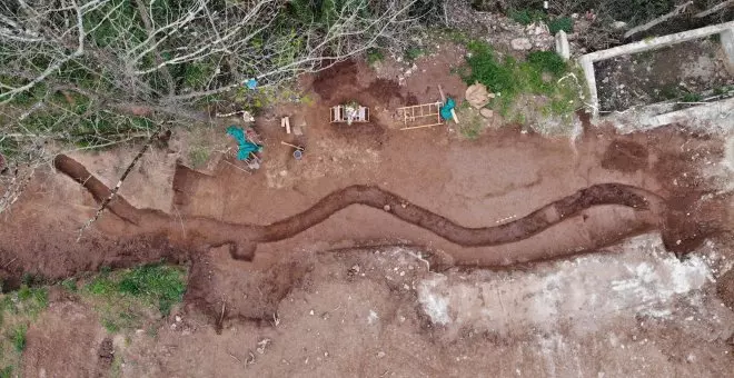 La ARMH denuncia el robo de toldos y herramientas de una exhumación de una fosa de la represión franquista en Asturias