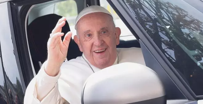 El papa Francisco sale del hospital después de pasar tres noches ingresado con bronquitis
